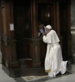 Papst Franziskus beichtet.png